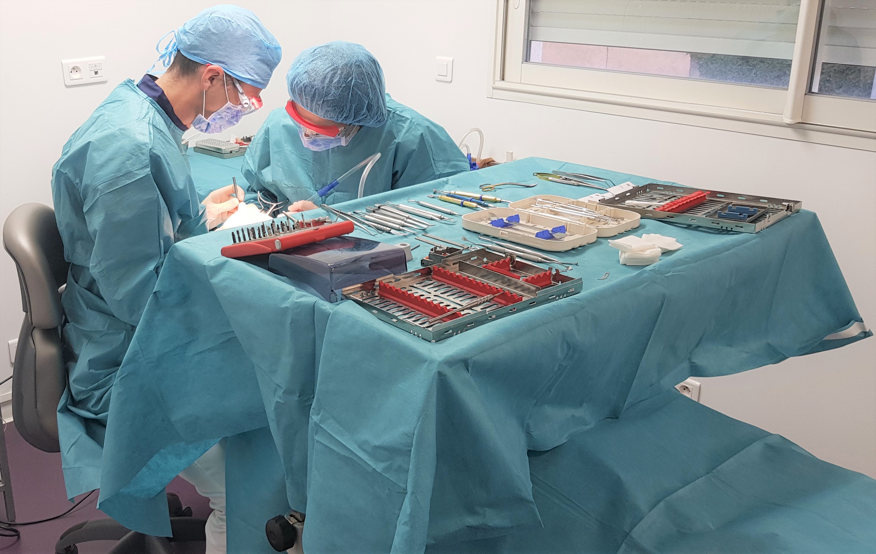 pose d'implants au bloc opératoire avec Joëlle et docteur Bianchi